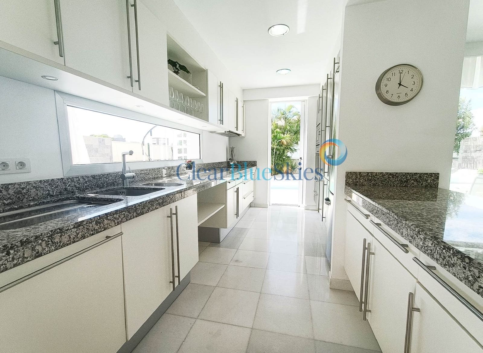 5 bedroom Villa for sale in Playa del Duque with pool garage - € 3,200,000 (Ref: 7798106)