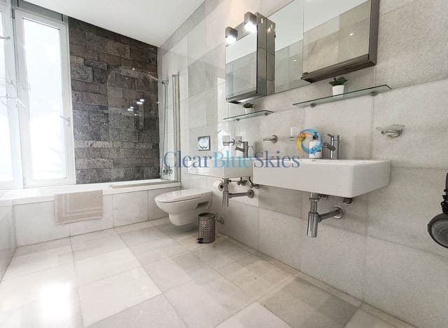 5 soverom Villa til salgs i Playa del Duque, Adeje med svømmebasseng garasje - € 3 200 000 (Ref: 7798106)