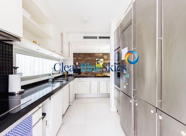 5 makuuhuone Huvila myytävänä paikassa Playa del Duque, Adeje mukana uima-altaan 
autotalli - 2 930 000 € (Ref: 8837943)