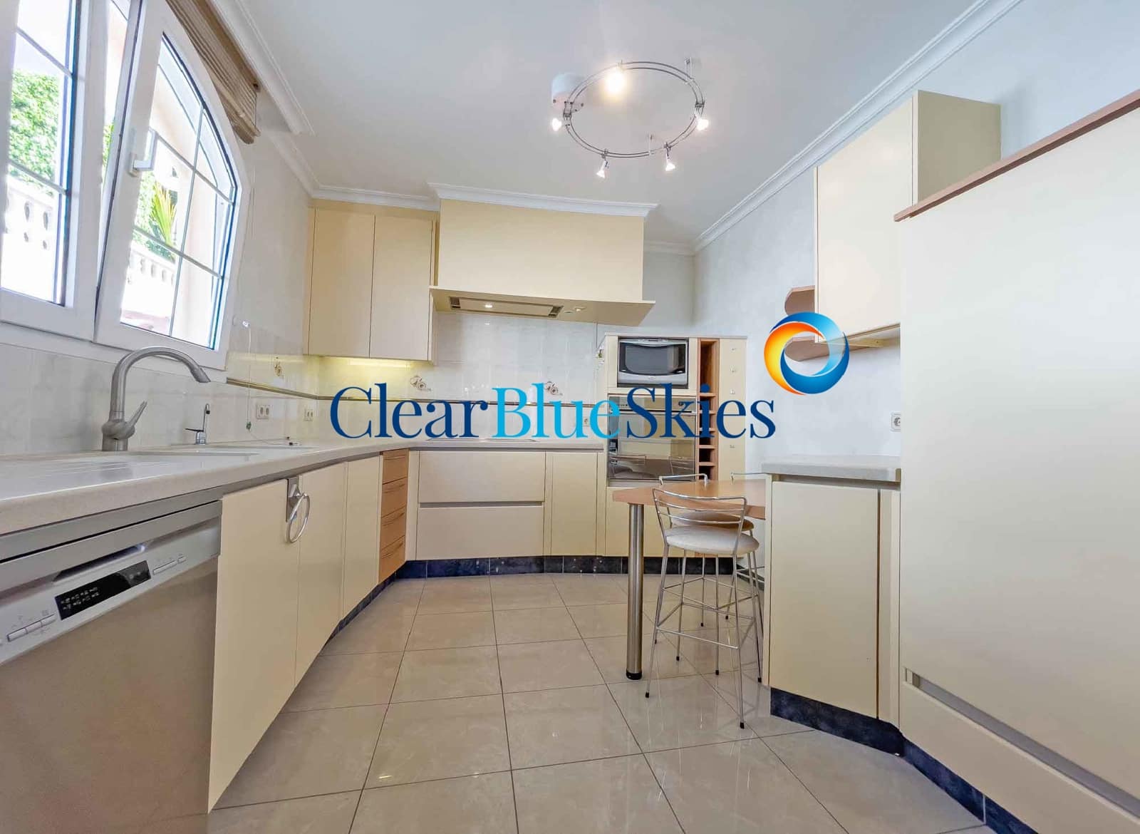 3 sypialnia Willa na sprzedaż w Playa del Duque z basenem garażem - 3 050 000 € (Ref: 9383516)