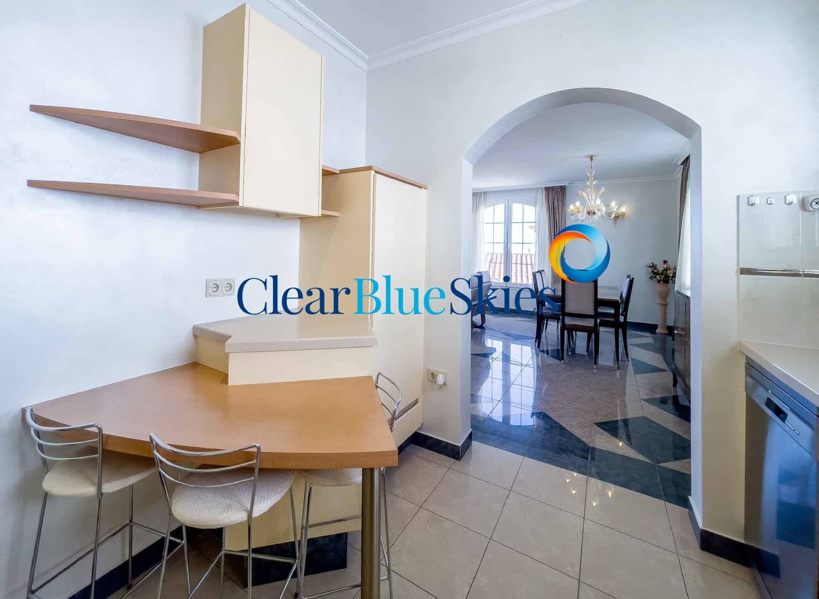 3 sypialnia Willa na sprzedaż w Playa del Duque z basenem garażem - 3 050 000 € (Ref: 9383516)