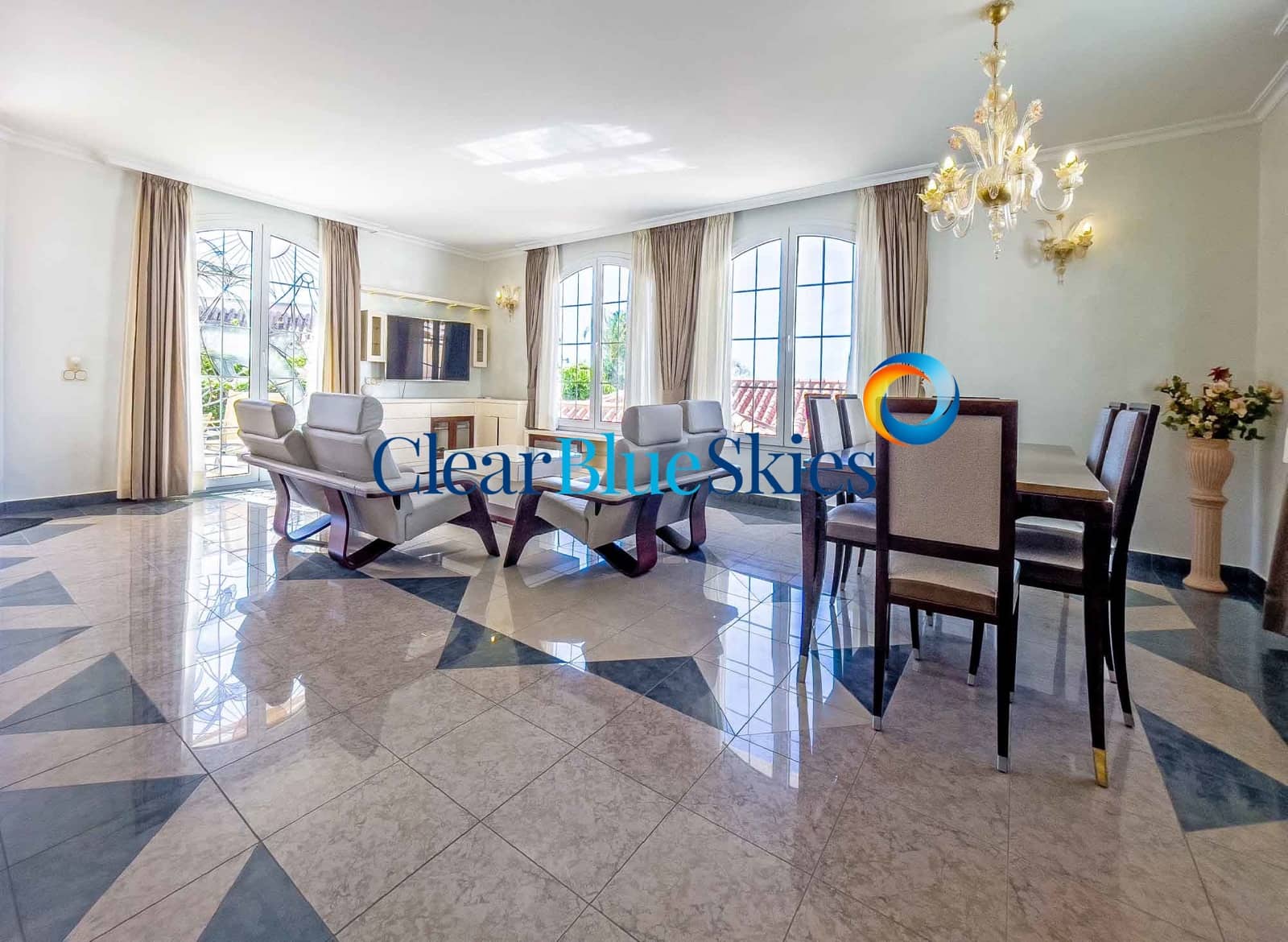 3 sypialnia Willa na sprzedaż w Playa del Duque z basenem garażem - 3 050 000 € (Ref: 9383516)