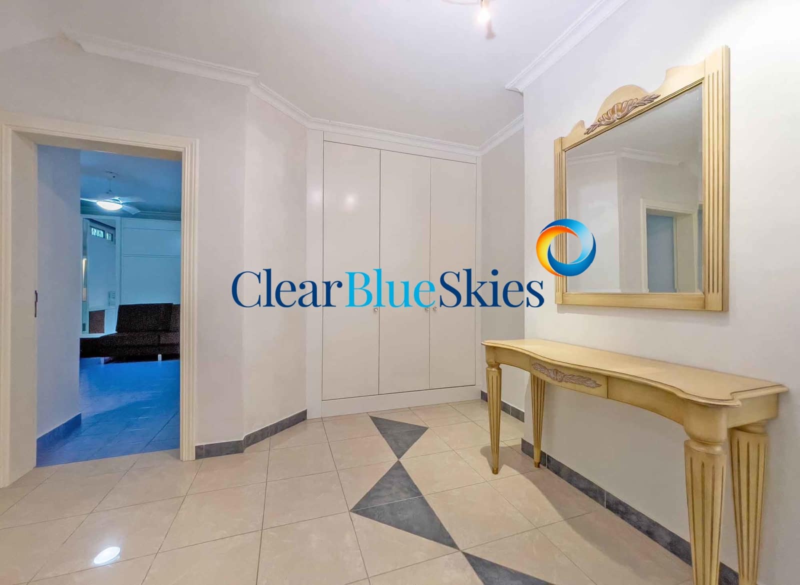 3 sypialnia Willa na sprzedaż w Playa del Duque z basenem garażem - 3 050 000 € (Ref: 9383516)