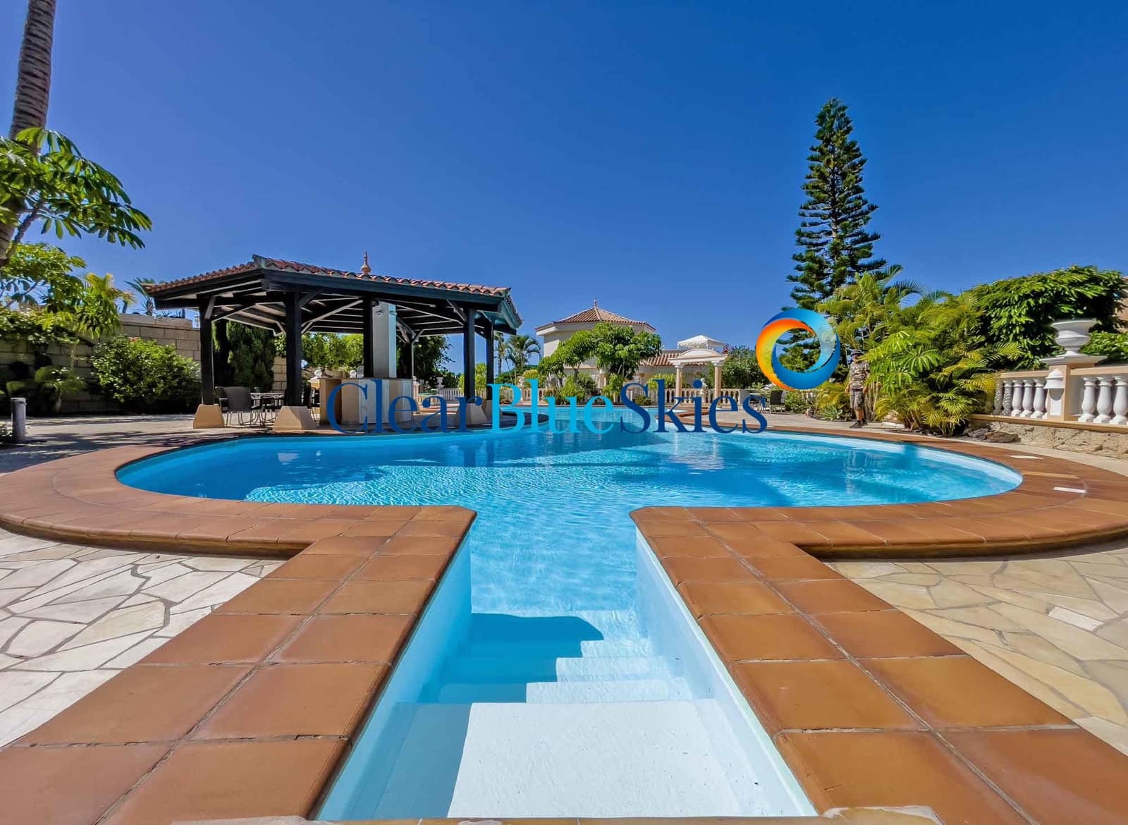 3 sypialnia Willa na sprzedaż w Playa del Duque z basenem garażem - 3 050 000 € (Ref: 9383516)