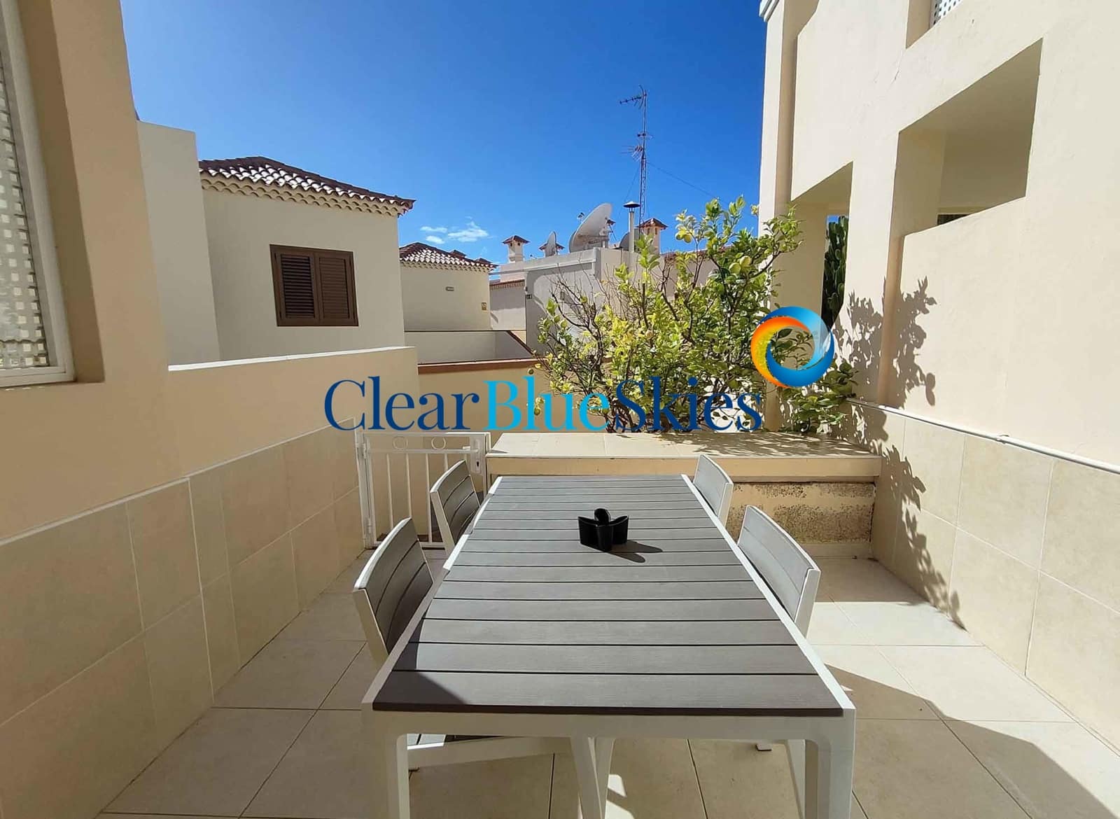 1 slaapkamer Appartement te koop in Playa Fanabe met zwembad garage - € 335.000 (Ref: 9400250)