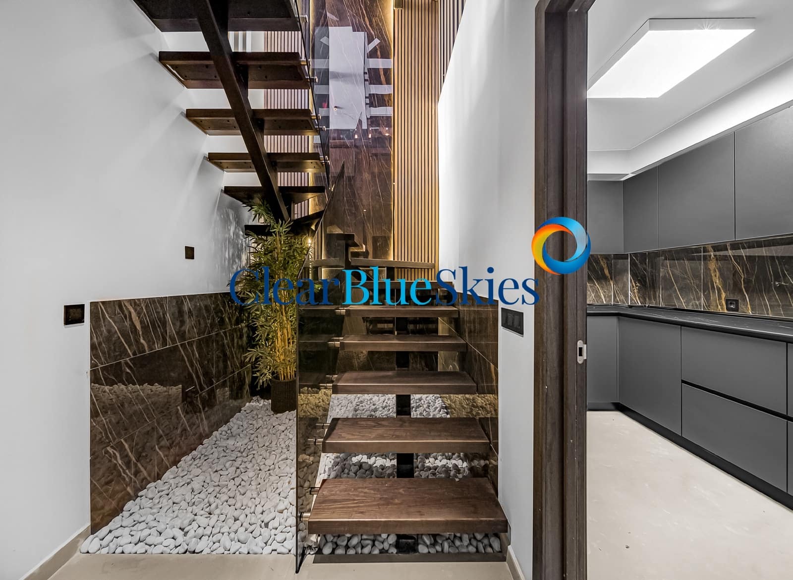 4 soveværelse Byhus til salg i Playa del Duque med garage - € 1.495.000 (Ref: 9417710)