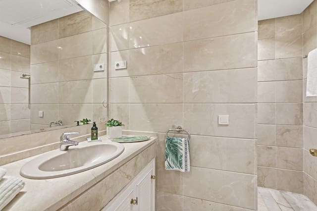2 quarto Penthouse para venda em Estepona com piscina garagem - 875 000 € (Ref: 10139379)