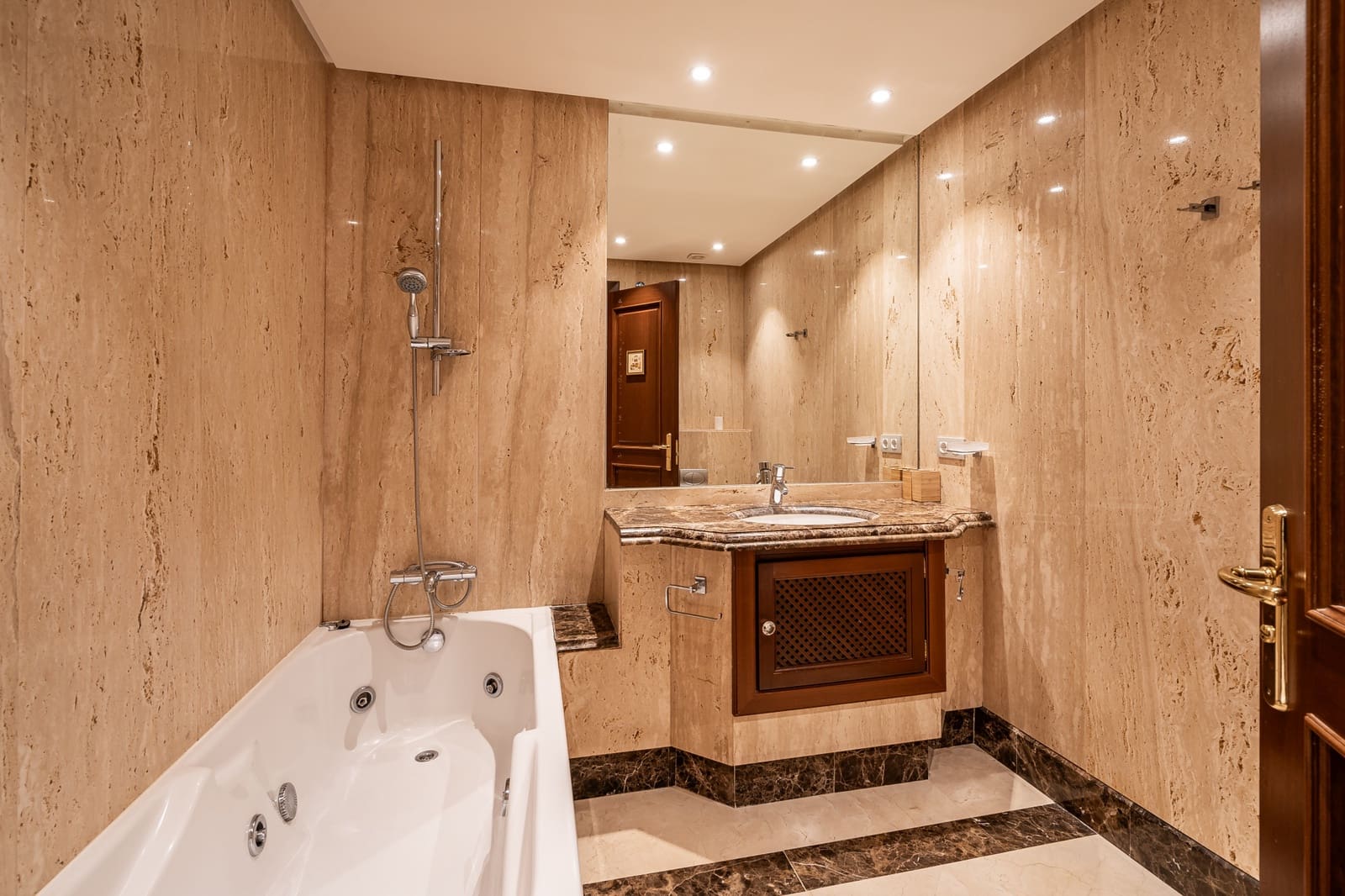 4 soverom Leilighet til salgs i Estepona med svømmebasseng garasje - € 2 050 000 (Ref: 8354600)