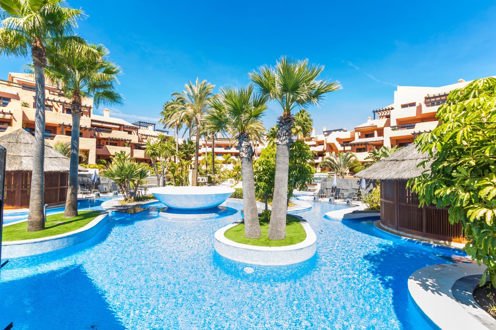 4 slaapkamer Appartement te koop in Estepona met zwembad garage - € 2.050.000 (Ref: 8354600)
