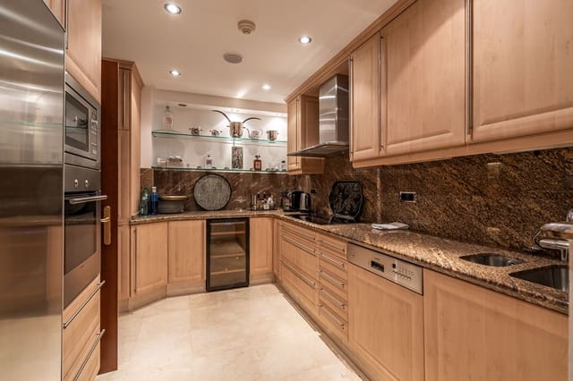 6 chambre Appartement à vendre à Resinera-Voladilla, Estepona avec piscine garage - 6 900 000 € (Ref: 8354621)