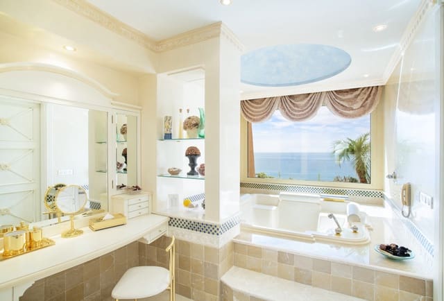 6 quarto Penthouse para venda em Estepona com piscina garagem - 5 990 000 € (Ref: 8354630)