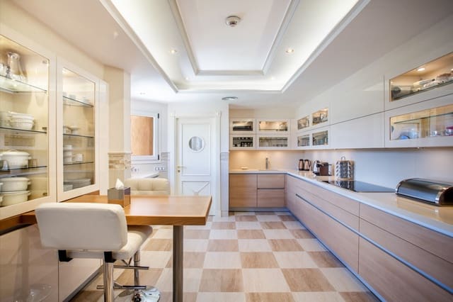 6 quarto Penthouse para venda em Estepona com piscina garagem - 5 990 000 € (Ref: 8354630)
