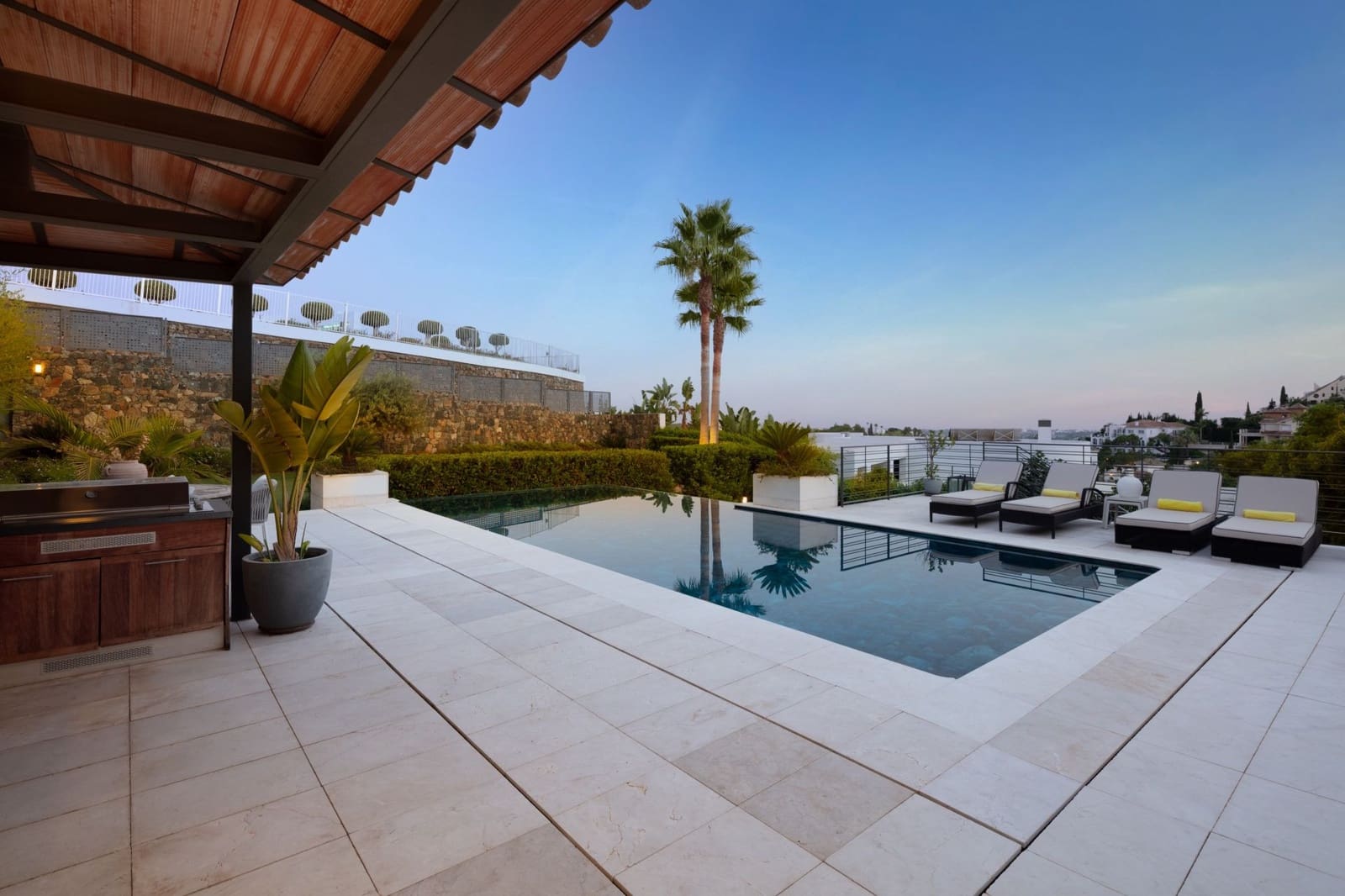 6 bedroom Villa for sale in Benahavis with pool garage - € 4,850,000 (Ref: 8356714)