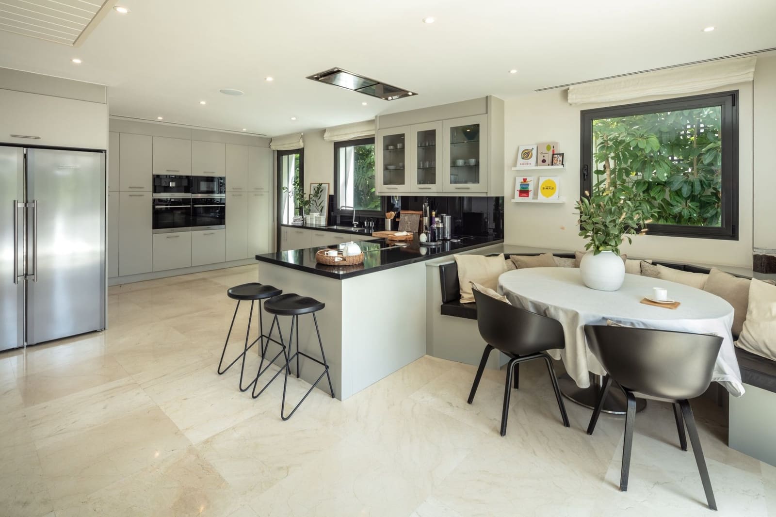 6 bedroom Villa for sale in Benahavis with pool garage - € 4,850,000 (Ref: 8356714)