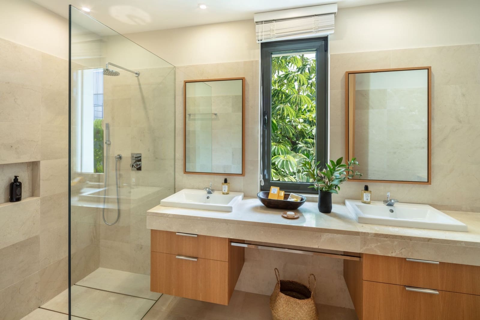 6 bedroom Villa for sale in Benahavis with pool garage - € 4,850,000 (Ref: 8356714)