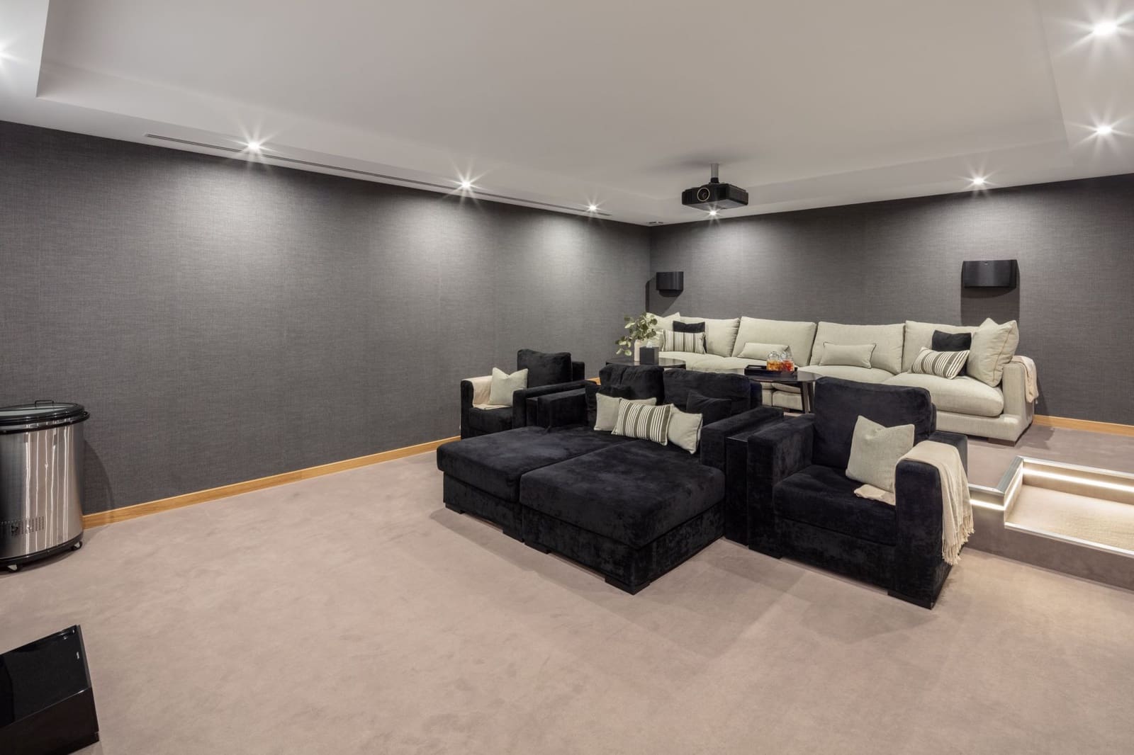 6 bedroom Villa for sale in Benahavis with pool garage - € 4,850,000 (Ref: 8356714)