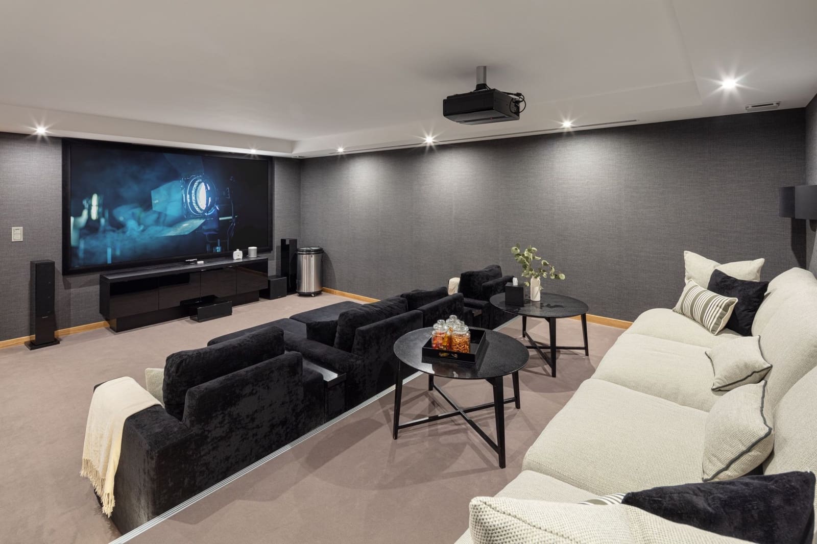 6 bedroom Villa for sale in Benahavis with pool garage - € 4,850,000 (Ref: 8356714)