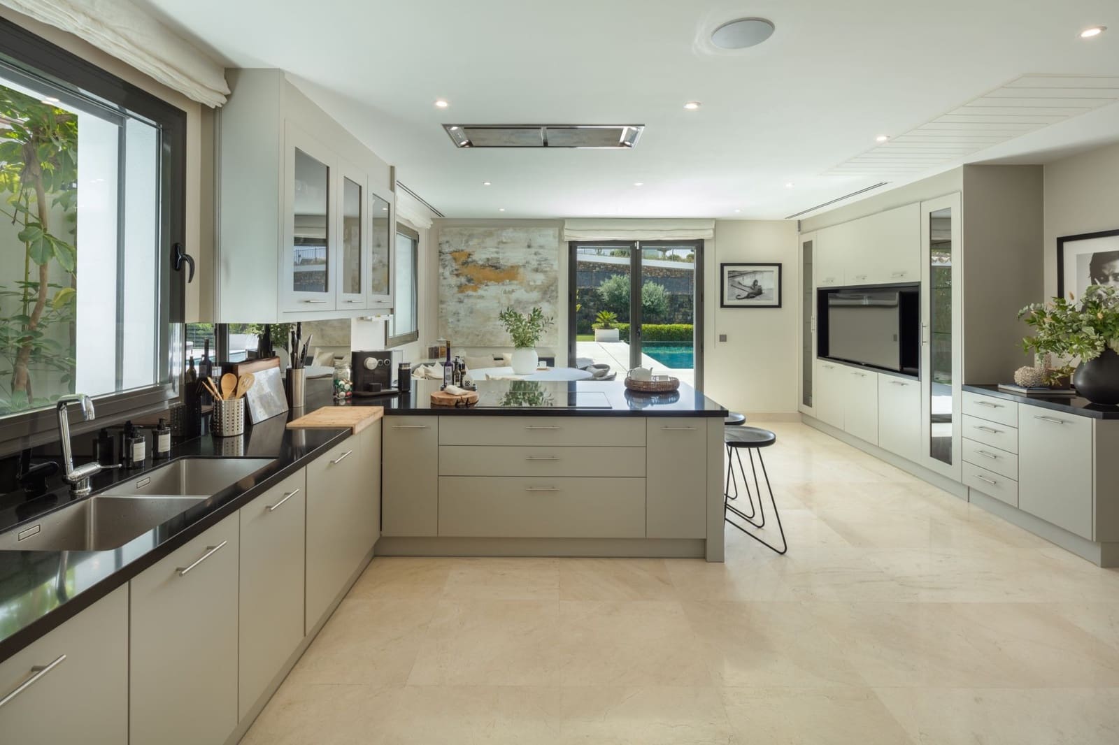 6 bedroom Villa for sale in Benahavis with pool garage - € 4,850,000 (Ref: 8356714)