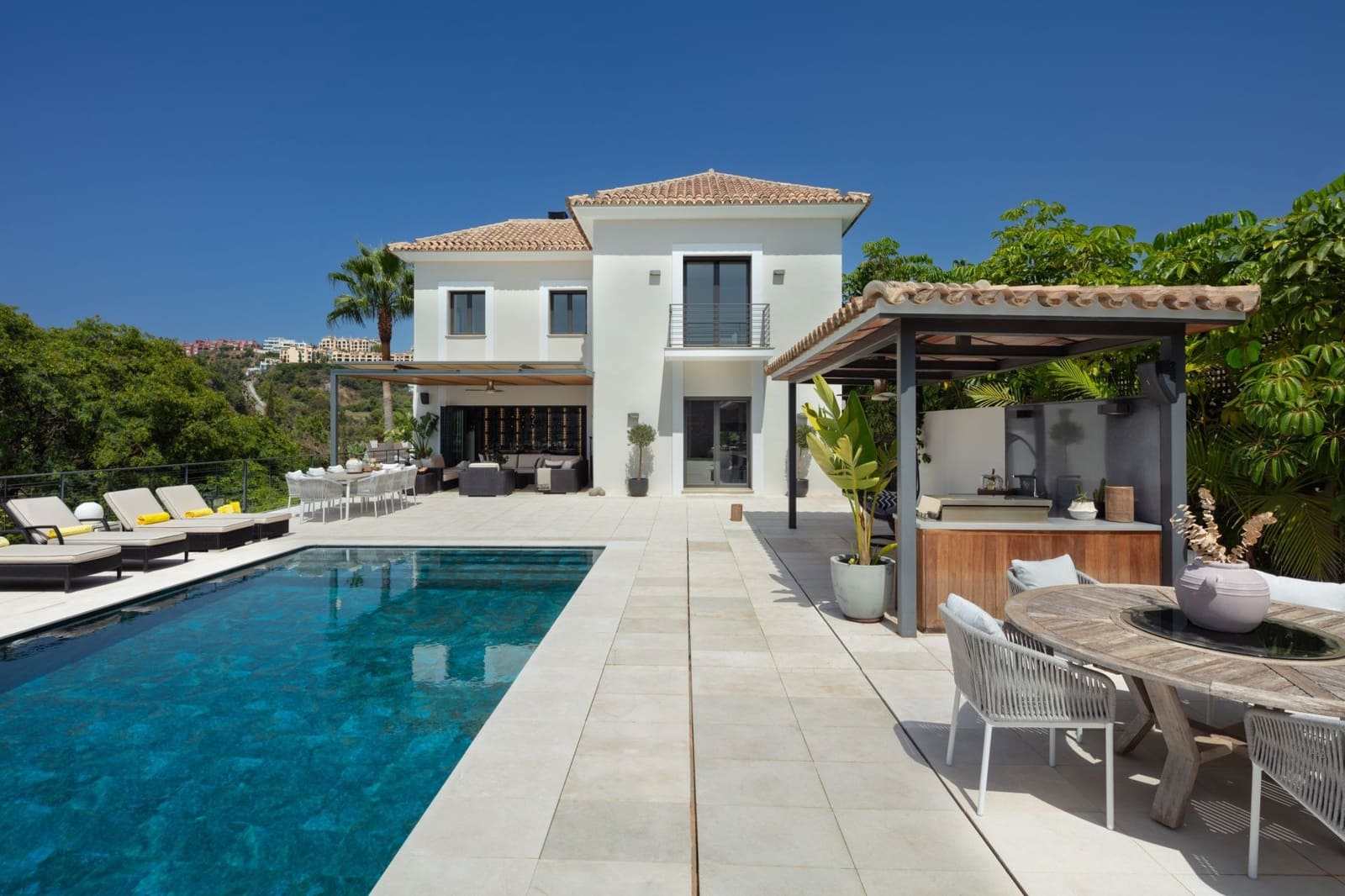 6 bedroom Villa for sale in Benahavis with pool garage - € 4,850,000 (Ref: 8356714)
