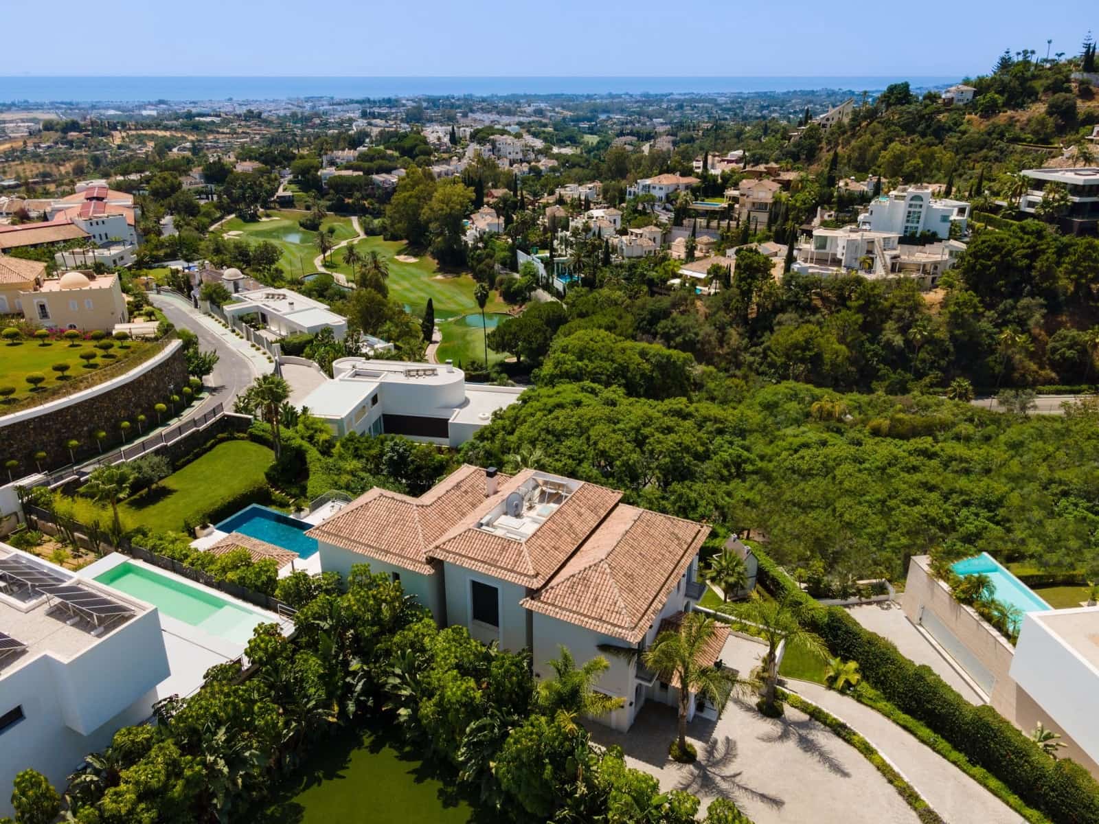 6 bedroom Villa for sale in Benahavis with pool garage - € 4,850,000 (Ref: 8356714)