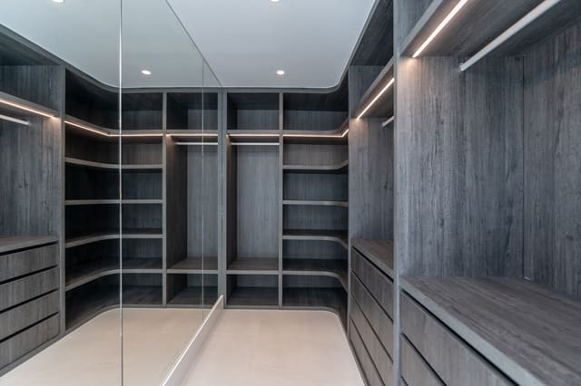 5 bedroom Villa for sale in Marbella with pool garage - € 3,350,000 (Ref: 8356724)