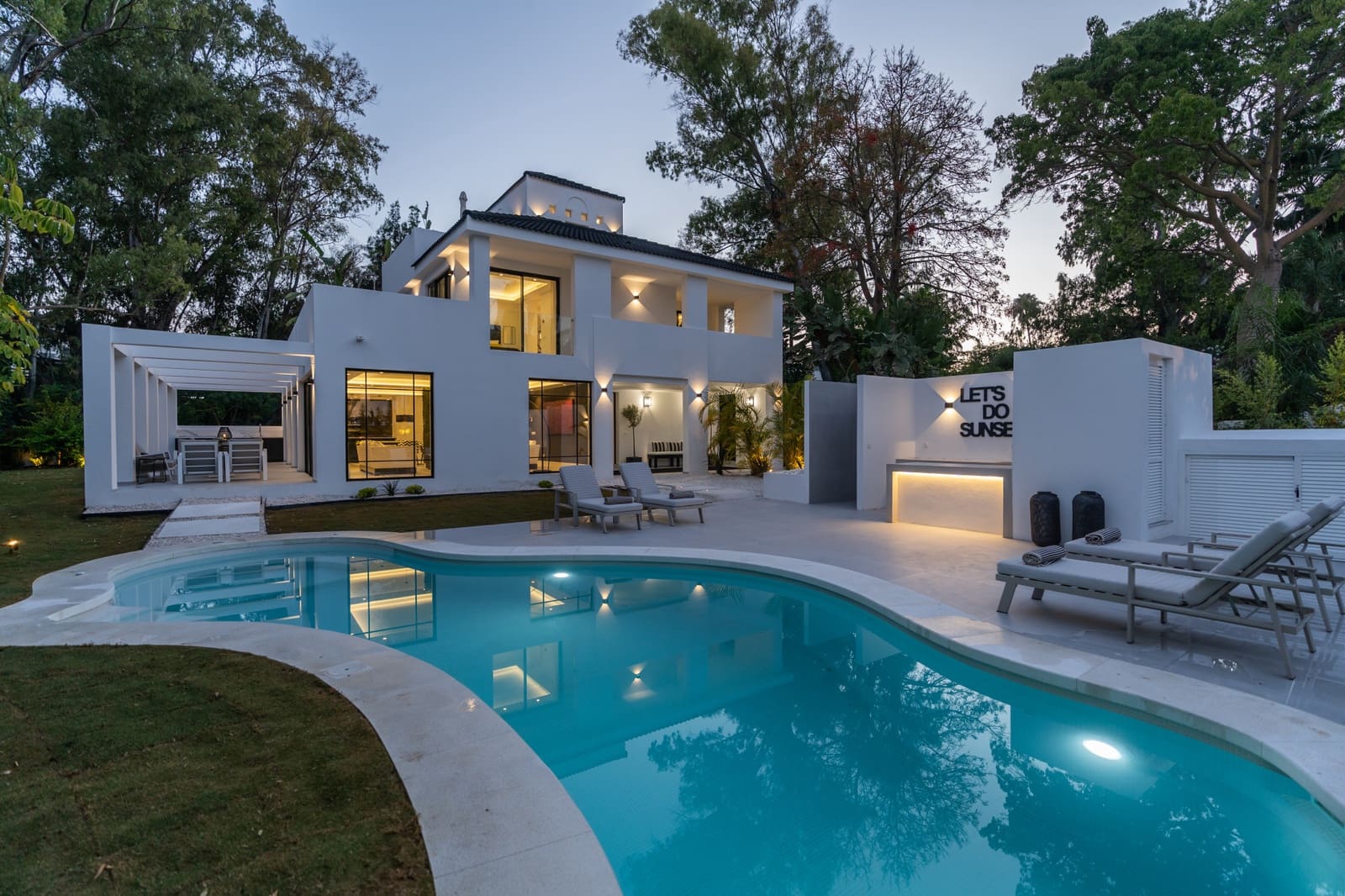 5 bedroom Villa for sale in Marbella with pool garage - € 3,350,000 (Ref: 8356724)