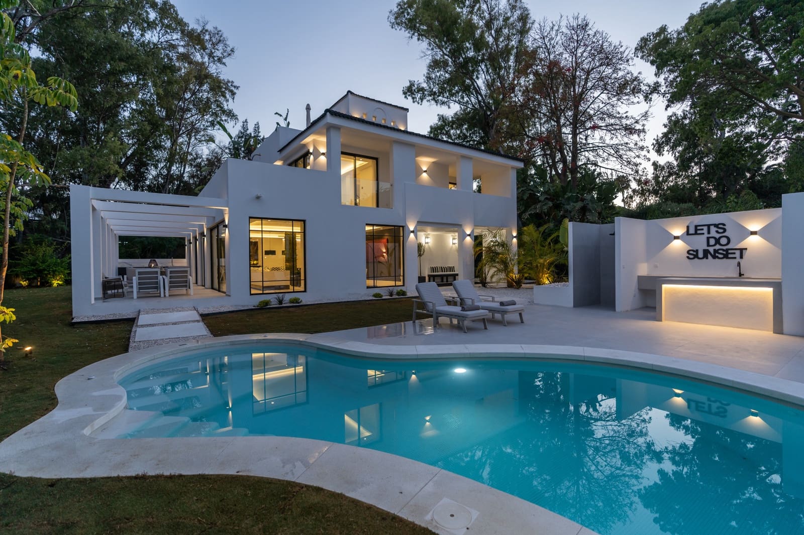 5 bedroom Villa for sale in Marbella with pool garage - € 3,350,000 (Ref: 8356724)
