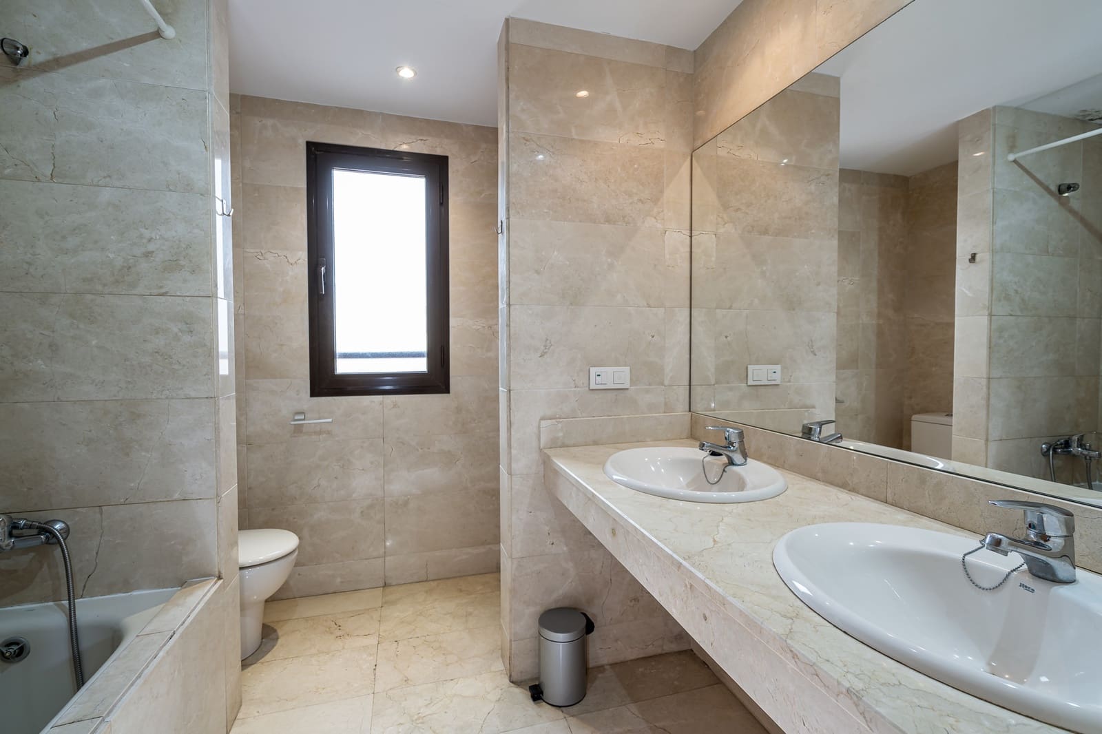 3 bedroom Apartment for sale in Estepona with pool garage - € 580,000 (Ref: 8356749)