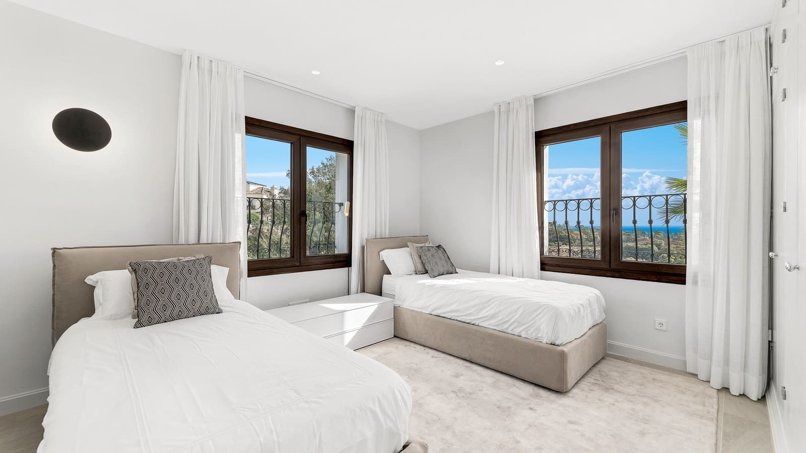 5 slaapkamer Villa te koop in New Golden Mile met zwembad garage - € 2.195.000 (Ref: 8356754)