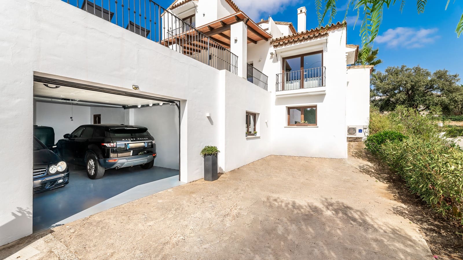 5 slaapkamer Villa te koop in New Golden Mile met zwembad garage - € 2.195.000 (Ref: 8356754)