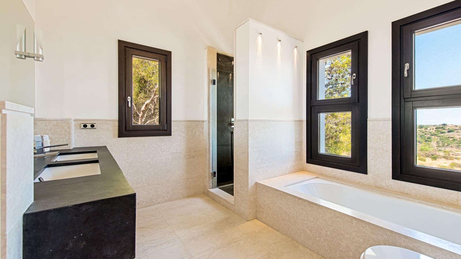 5 bedroom Villa for sale in Marbella with pool garage - € 3,750,000 (Ref: 8356764)