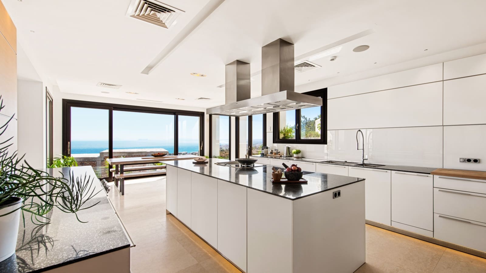 5 bedroom Villa for sale in Marbella with pool garage - € 2,950,000 (Ref: 8356764)