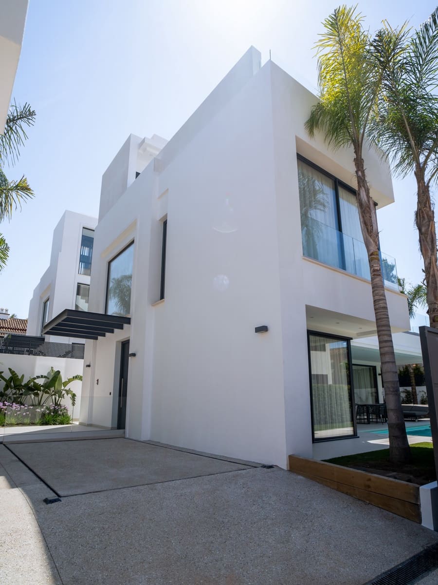 4 bedroom Villa for sale in Marbella with pool garage - € 3,995,000 (Ref: 8356769)