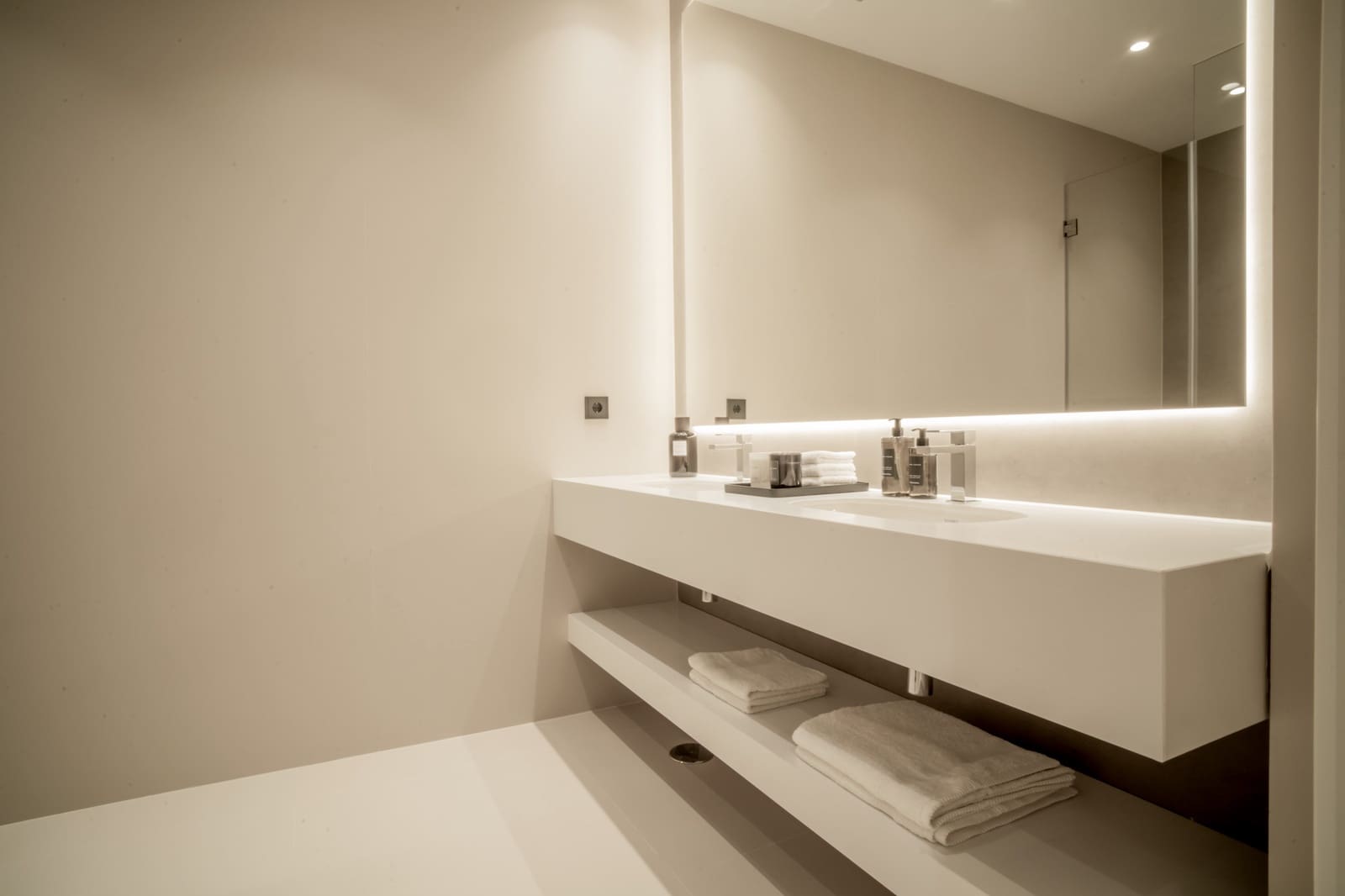 4 bedroom Villa for sale in Marbella with pool garage - € 3,995,000 (Ref: 8356769)