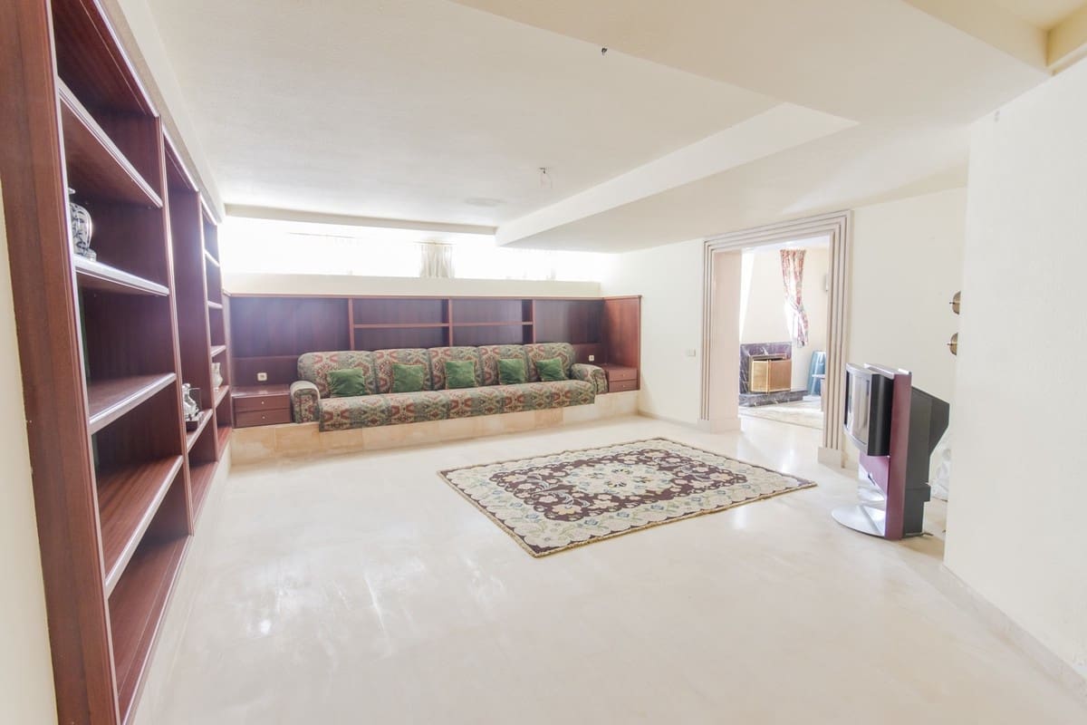 6 bedroom Villa for sale in Torrequebrada with pool garage - € 1,999,999 (Ref: 8356787)
