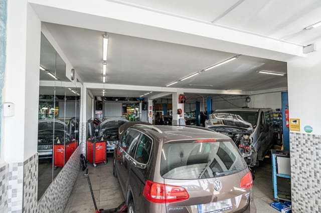 Kaupallinen myytävänä paikassa Nueva Alcántara, Marbella - 950 000 € (Ref: 8356789)