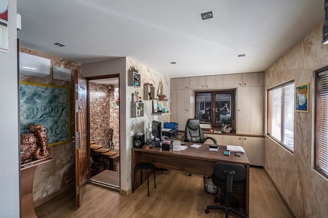 Kaupallinen myytävänä paikassa Nueva Alcántara, Marbella - 950 000 € (Ref: 8356789)