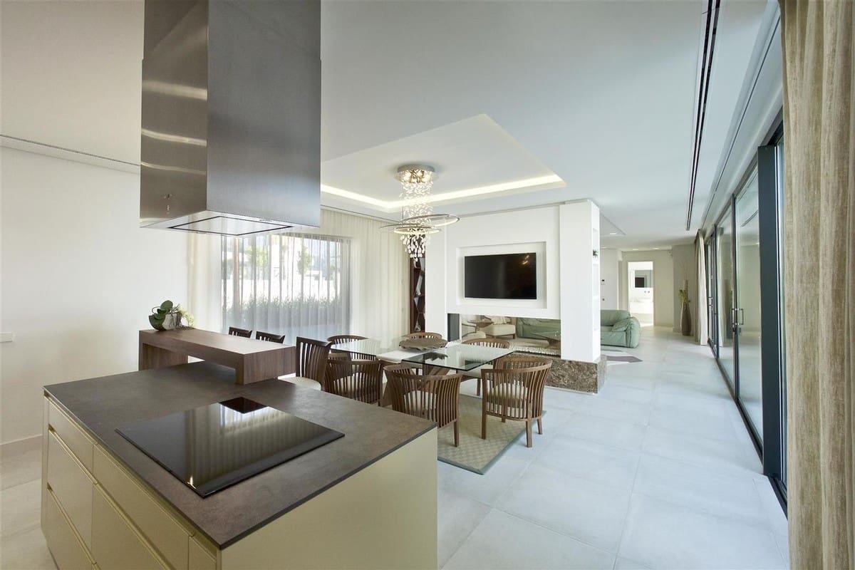 5 bedroom Villa for sale in Benahavis with pool garage - € 2,950,000 (Ref: 8356805)