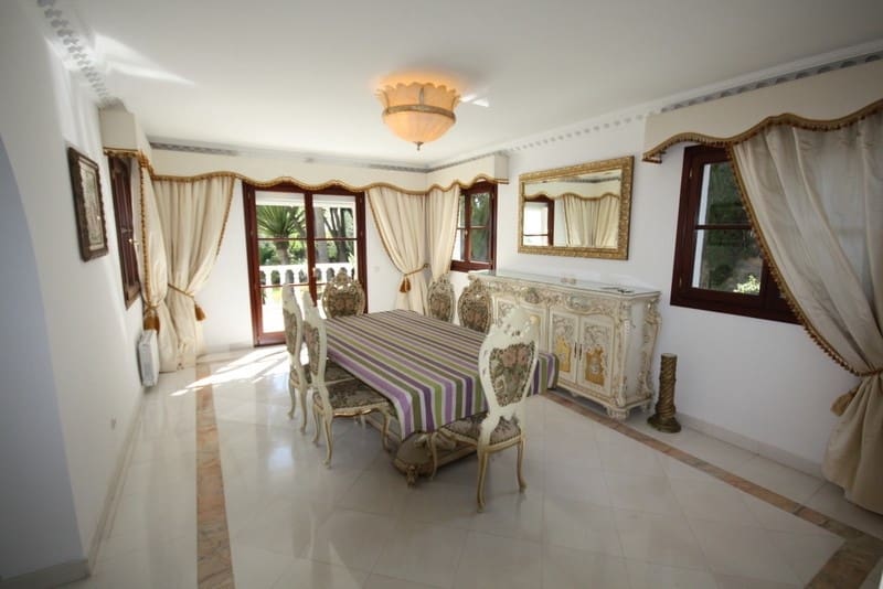 4 bedroom Villa for sale in Marbella with pool garage - € 5,500,000 (Ref: 8356810)