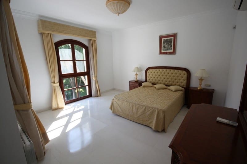 4 bedroom Villa for sale in Marbella with pool garage - € 5,500,000 (Ref: 8356810)