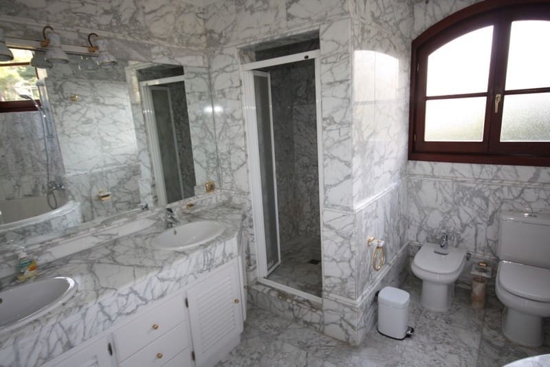 4 bedroom Villa for sale in Marbella with pool garage - € 5,500,000 (Ref: 8356810)