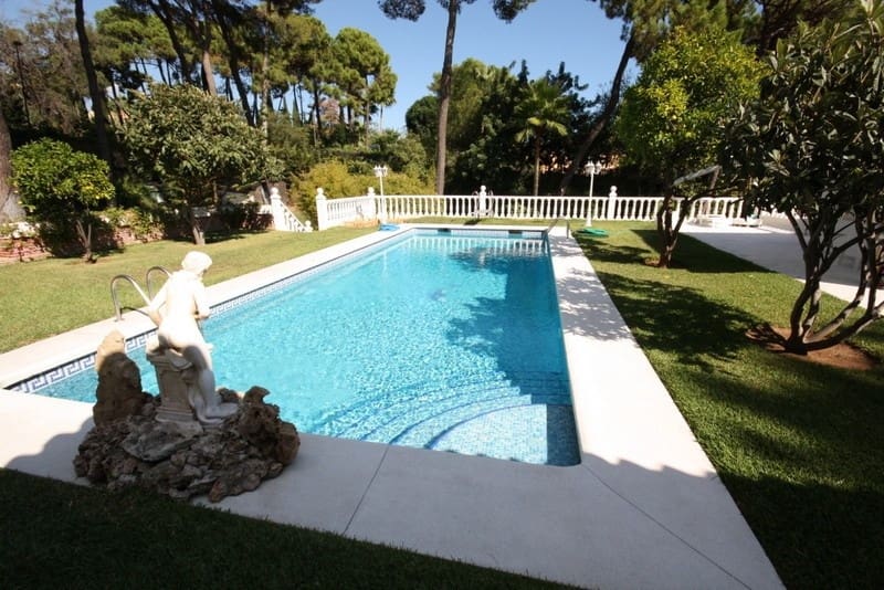 4 bedroom Villa for sale in Marbella with pool garage - € 5,500,000 (Ref: 8356810)