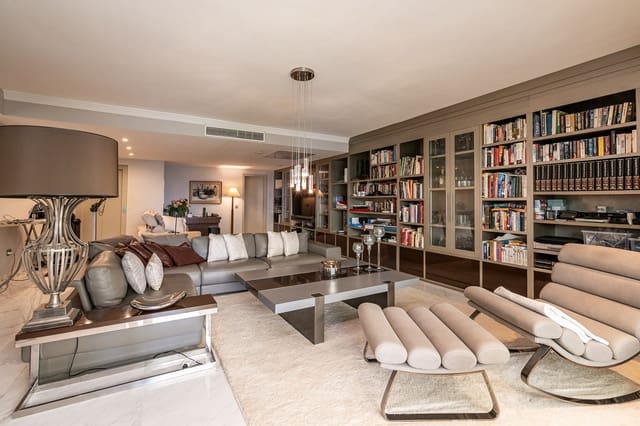 5 soveværelse Byhus til salg i El Velerín, Estepona med swimmingpool garage - € 3.500.000 (Ref: 8376887)