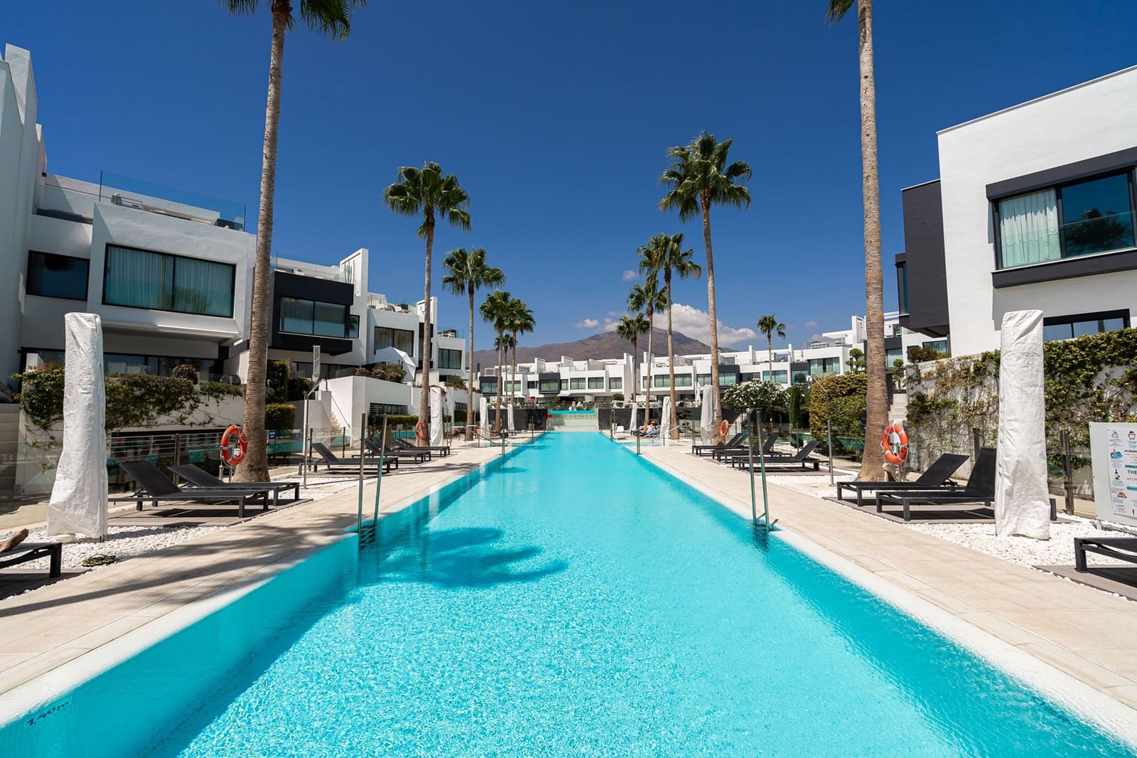 4 quarto Casa em Banda para venda em Estepona com piscina garagem - 2 290 000 € (Ref: 8484444)