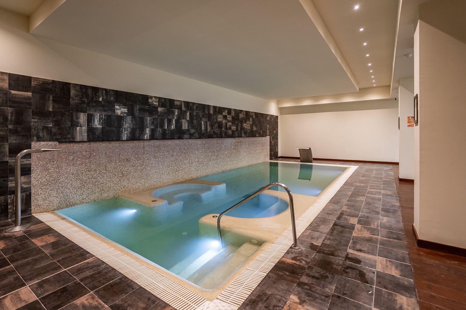 2 bedroom Apartment for sale in Estepona with pool garage - € 485,000 (Ref: 8630024)