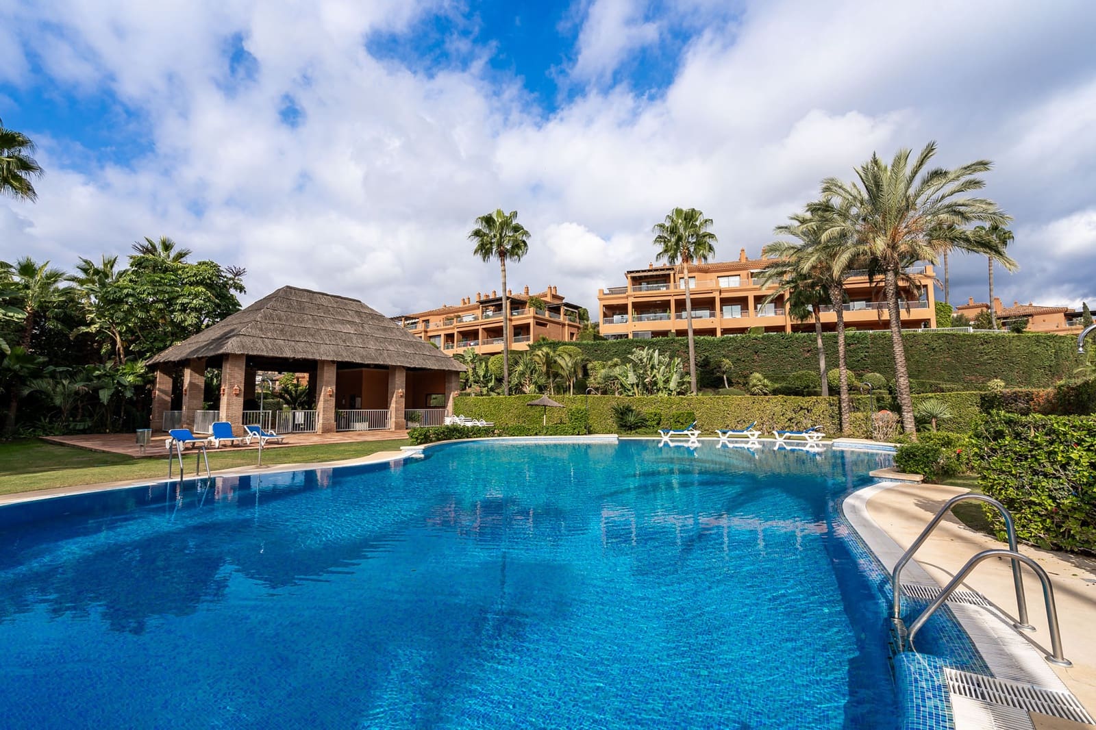 2 bedroom Apartment for sale in Estepona with pool garage - € 485,000 (Ref: 8630024)