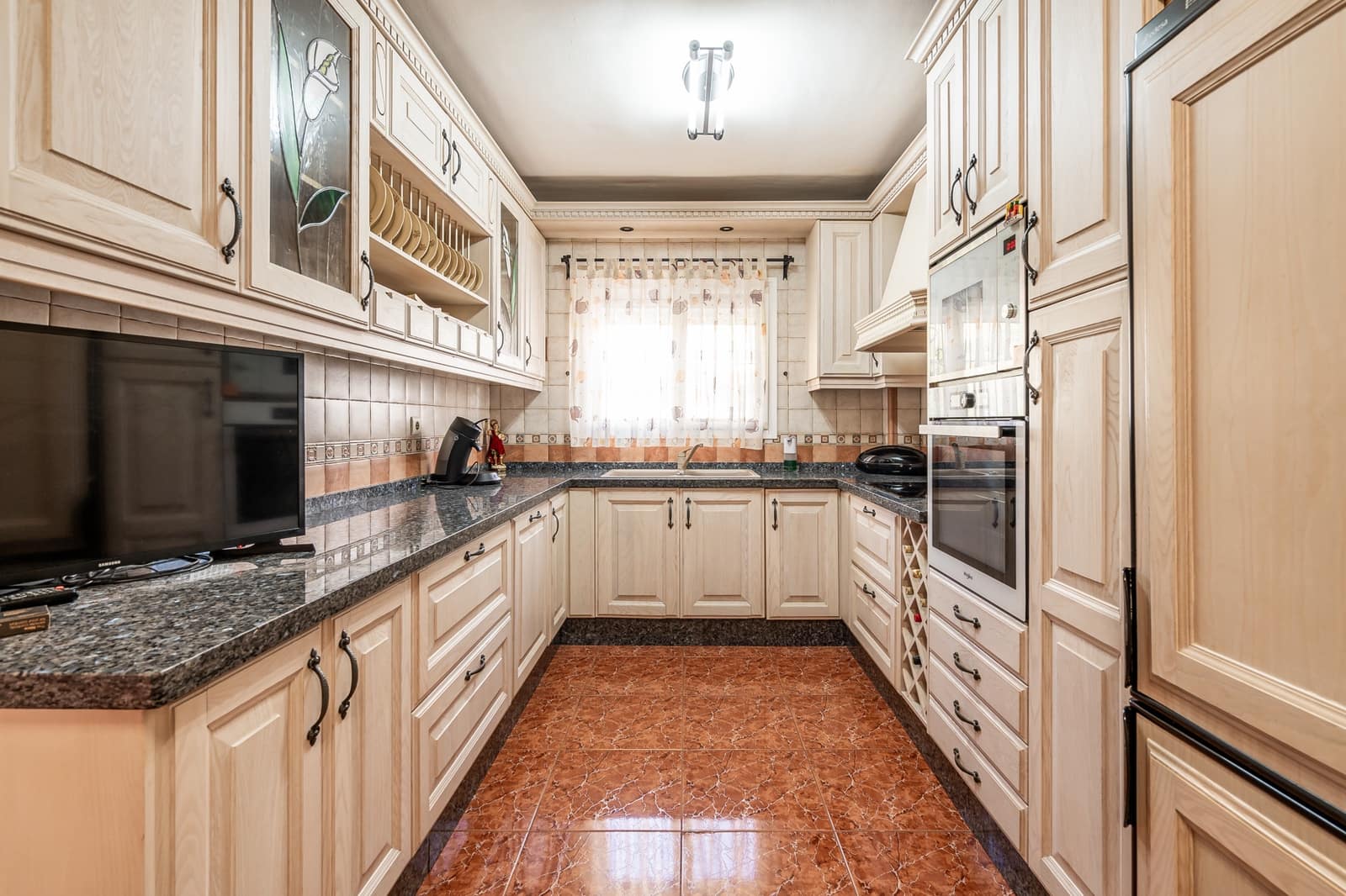 3 makuuhuone Omakotitalo myytävänä paikassa Estepona mukana 
autotalli - 575 000 € (Ref: 8809408)