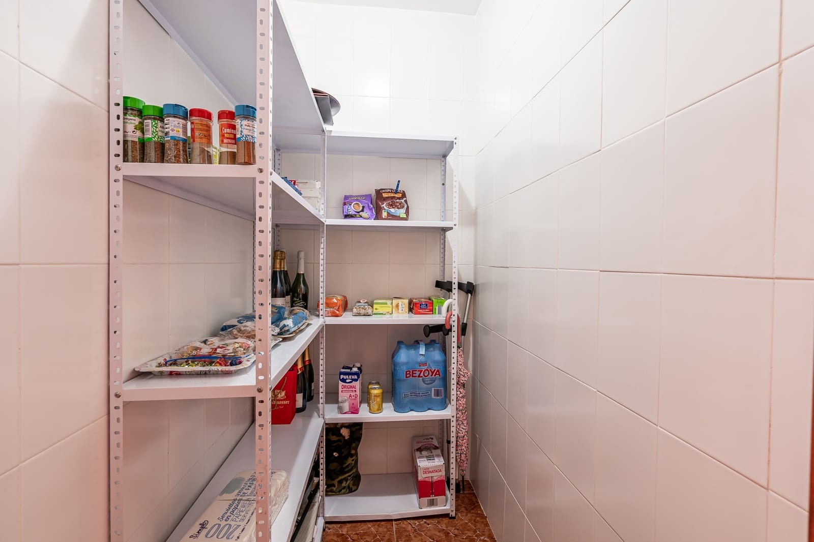 3 makuuhuone Omakotitalo myytävänä paikassa Estepona mukana 
autotalli - 575 000 € (Ref: 8809408)