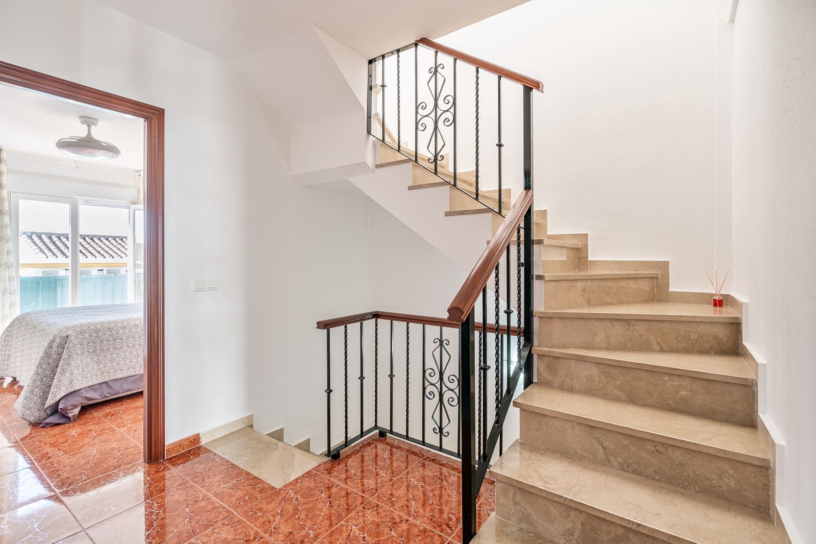 3 makuuhuone Omakotitalo myytävänä paikassa Estepona mukana 
autotalli - 575 000 € (Ref: 8809408)