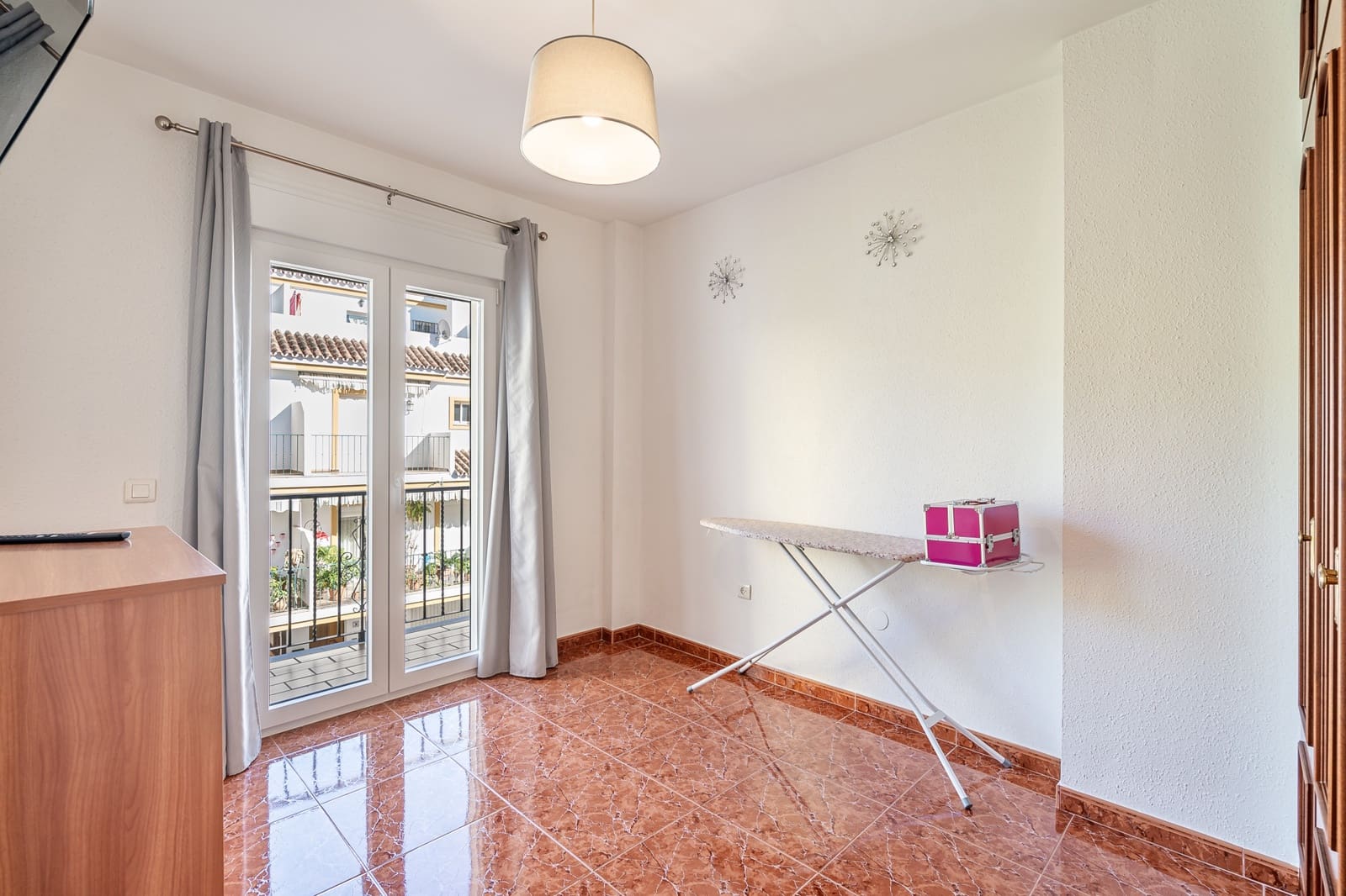 3 makuuhuone Omakotitalo myytävänä paikassa Estepona mukana 
autotalli - 575 000 € (Ref: 8809408)